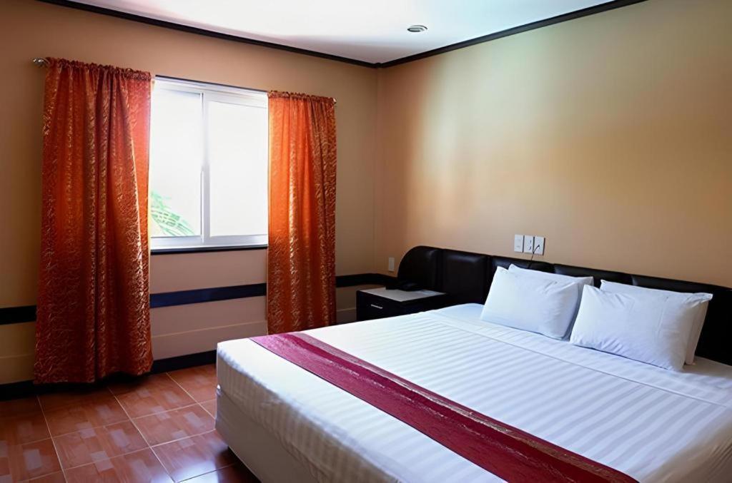 Holiday Spa Hotel Cebu Extérieur photo