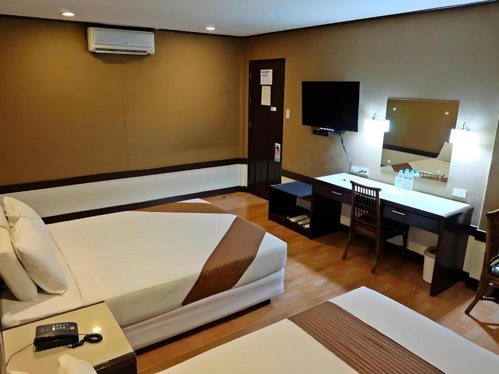 Holiday Spa Hotel Cebu Extérieur photo