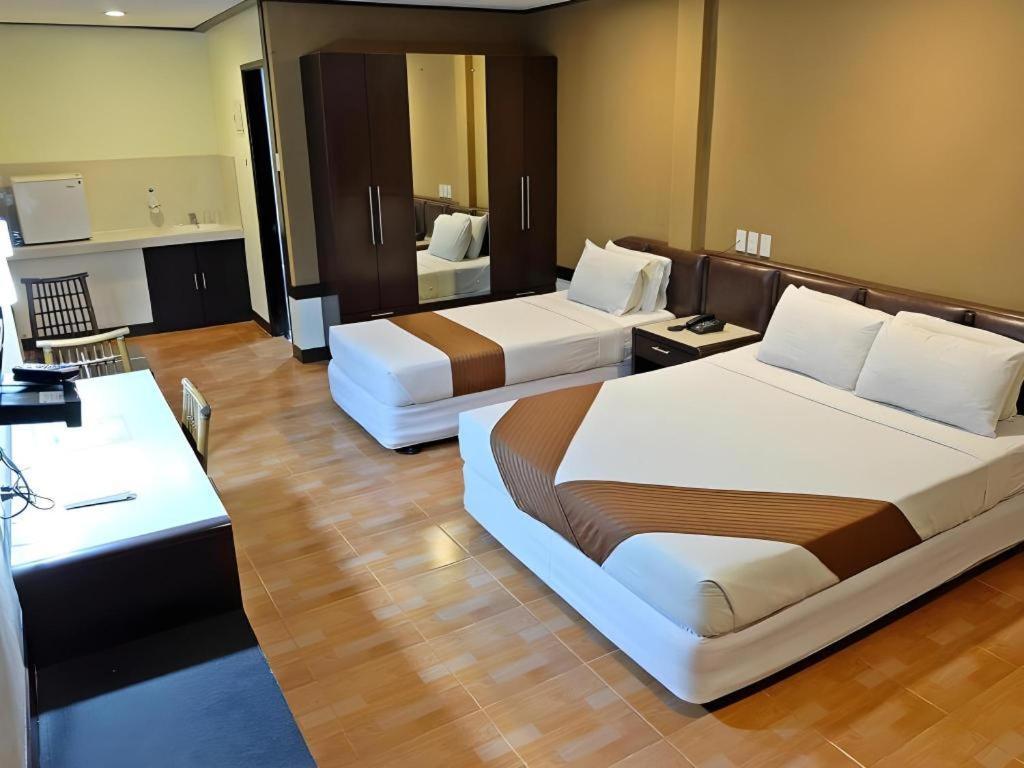 Holiday Spa Hotel Cebu Extérieur photo