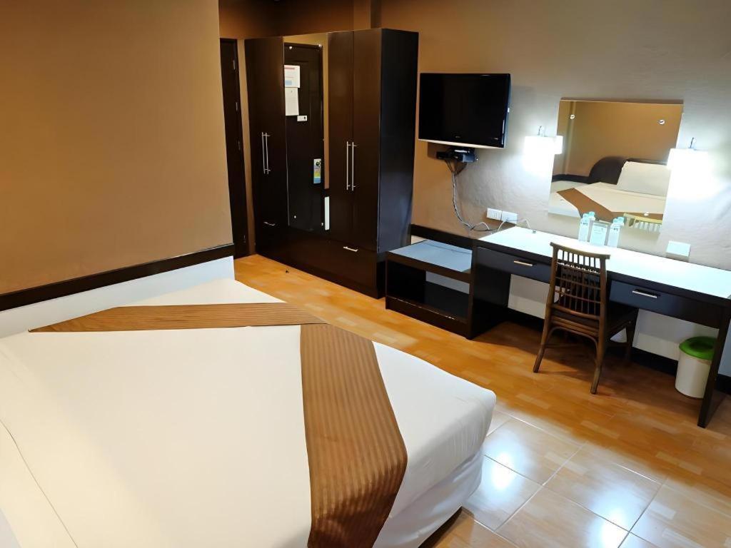 Holiday Spa Hotel Cebu Extérieur photo
