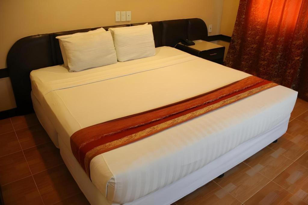 Holiday Spa Hotel Cebu Extérieur photo