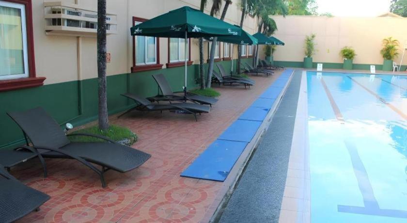 Holiday Spa Hotel Cebu Extérieur photo