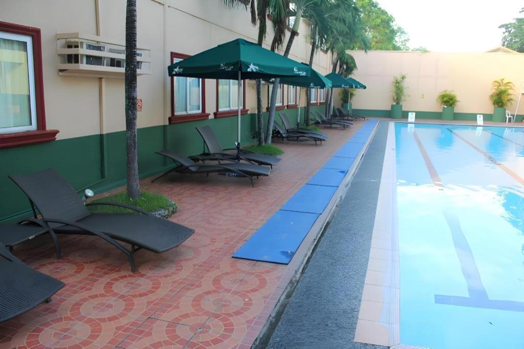 Holiday Spa Hotel Cebu Extérieur photo